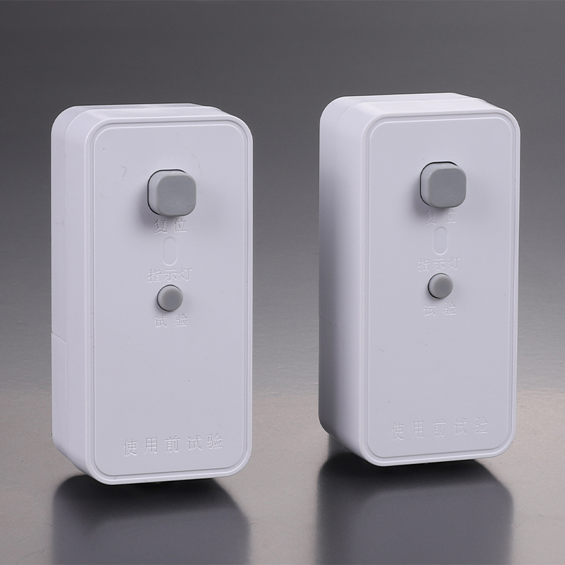 Произвольное перемещение: Модули розеток можно свободно перемещать по шине в любое время, подключать и отключать без обесточивания. Куда ведет шнур электроприбора, туда может "передвинуться" и розетка, навсегда покончив с ситуацией "шнур слишком короткий".
Изменение количества по потребности: Устанавливайте столько модулей, сколько нужно. Сегодня три, завтра один — количество можно регулировать в любой момент. Если в будущем добавится техники, достаточно просто докупить и установить новые модули, без необходимости прокладывать новые провода и устанавливать новые стационарные розетки.
Модульная комбинация: Помимо стандартных модулей с двумя/тремя гнездами, система совместима с модулями USB, Type-C для быстрой зарядки, сетевыми портами (RJ45), HDMI, а также интеллектуальными выключателями, вольтметрами и другими, позволяя создать индивидуальную функциональную конфигурацию.