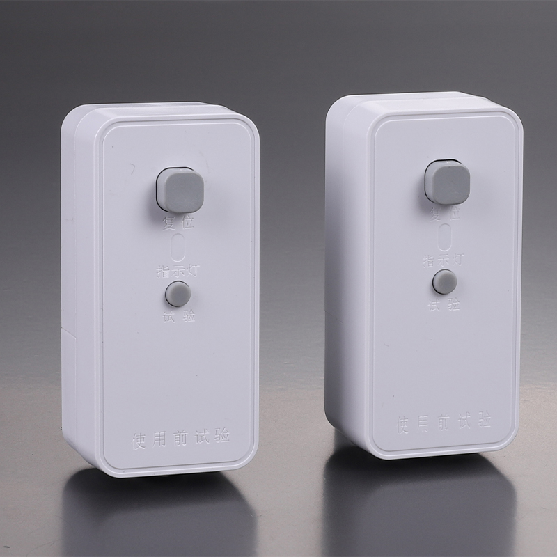 Стандарт: NEMA 5-15 является наиболее распространенным.
Внешний вид: Вилка имеет два параллельных плоских штыря (нейтраль и фаза).
Если прибор требует заземления, добавляется третий круглый заземляющий штырь, образуя треугольную конфигурацию "два плоских + один круглый".